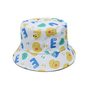 Détail d'un bob en coton blanc avec imprimés de lettres colorées et bord cousu renforcé