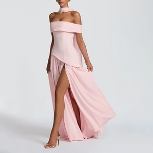 Robe longue plissée rose épaules dénudées avec fente haute et écharpe