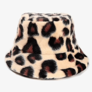Dettaglio del cappello alla pescatora in finta pelliccia con morbida stampa leopardata invernale