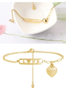 Vue détaillée du bracelet en titane doré avec plaque LOVE et breloque en forme de cœur
