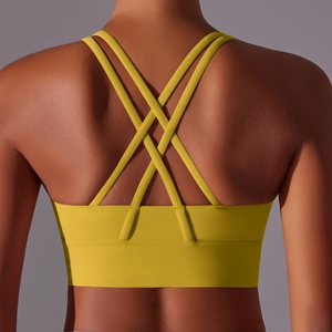 Vista posteriore dettagliata del reggiseno sportivo giallo con spalline incrociate