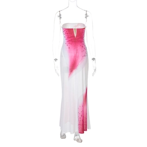 Gros plan sur l'imprimé floral aquarelle rose sur une robe longue bustier en tulle blanc