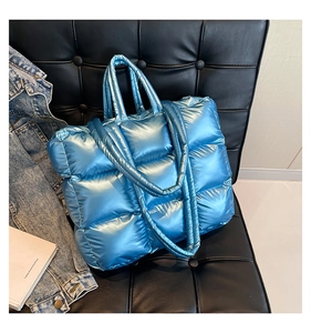 Dettaglio della borsa shopper trapuntata blu metallizzata con trama a grandi quadri