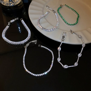Détails de bracelets de tennis en argent avec zircons blancs et verts sur plat en céramique