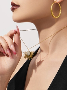 Détail du collier pendentif soleil plaqué or 18k avec zircon 5A étincelant sur modèle
