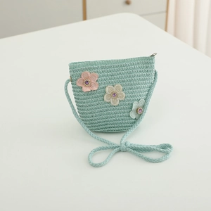 Détail du sac à bandoulière en paille vert menthe avec dentelle florale et strass brillants