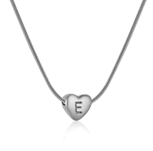 Macro di collana con pendente a cuore argentato con lettera E e catena a serpente