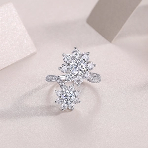 Makroaufnahme von S925 Sterlingsilber Ring mit Doppelblütencluster und Moissanit