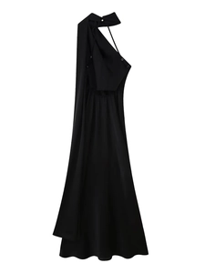 Detail eines eleganten schwarzen Neckholder-Maxikleids mit glatter Satinstruktur und Rückenausschnitt