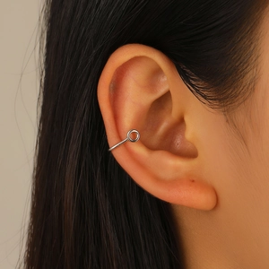 Manchette d'oreille argentée minimaliste avec tige géométrique pour oreilles non percées