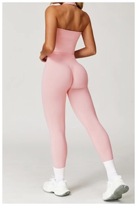Rückansicht des rosa Yoga-Sets mit Sport-BH und Leggings mit Scrunch-Butt-Effekt
