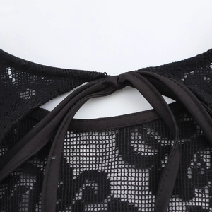 Robe courte sexy en dentelle noire dos nu avec manches évasées et détails en maille
