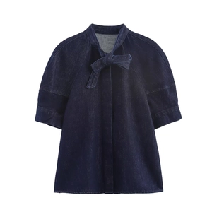 Detailaufnahme der dunkelblauen Jeans-Kurzarmbluse mit eleganter Schleife am Halsausschnitt