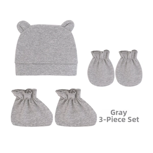 Détail de l'ensemble 3 pièces pour bébé gris avec bonnet à oreilles d'ours et gants