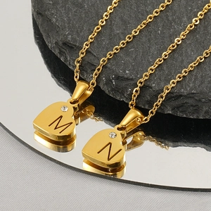 Collana a cuore placcata oro 18k con lettere M e N in zircone su pietra nera
