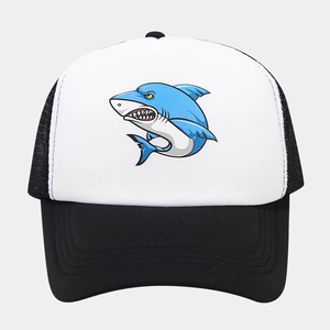 Detail einer Trucker-Cap mit blauem Hai-Druck auf weißem Schaumstoff und schwarzem Netz