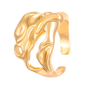 Gros plan détaillé d'une bague dorée réglable avec texture irrégulière en métal fondu