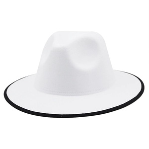Détail d'un chapeau fedora blanc à bord large avec une finition de bordure noire