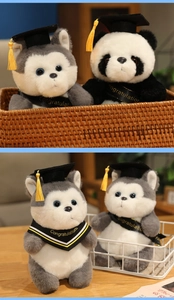 Dettaglio di peluche husky e panda con tocchi di laurea e fasce commemorative in cesti