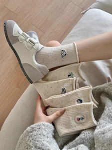 Détails des chaussettes en coton couleur avoine avec broderie de chien de dessin animé