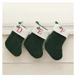 Détail de chaussettes de Noël en maille verte avec lettres brodées D, E et F