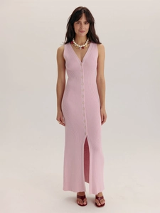Robe en maille rose sans manches avec col en V, boutons sur le devant et coupe ajustée