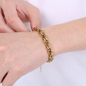 Vue détaillée du bracelet en maille corde dorée avec breloque cœur et fermoir ajustable