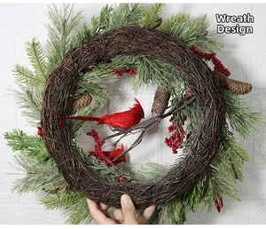 Detail eines Weihnachtskranzes mit roten Kardinalvögeln, Tannennadeln, Beeren und Zapfen