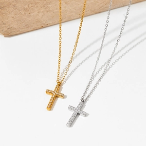 Ensemble de colliers avec pendentif croix en acier titane doré et argenté avec zircons