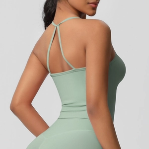 Dettaglio del reggiseno sportivo verde salvia con spalline incrociate sulla schiena