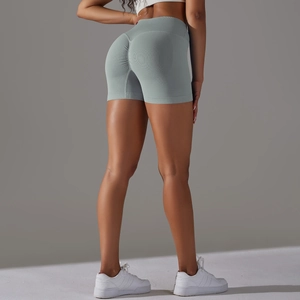 Vista dettagliata dei pantaloncini da yoga grigio blu senza cuciture con effetto scrunch