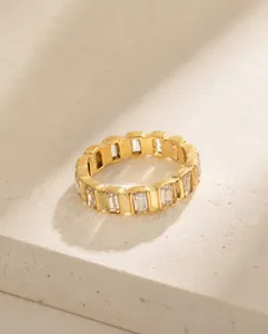 Détail de la bague éternité avec pierres taille baguette et placage en or jaune