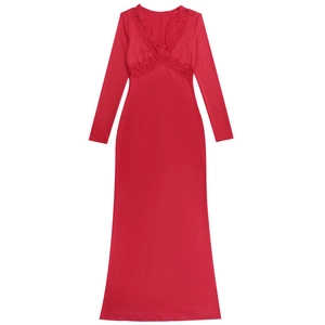 Détail de la dentelle rouge délicate sur le col en V d'une robe de soirée moulante chic