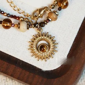 Bracelet rétro en perles bohèmes avec pendentif soleil doré et pierre œil de tigre