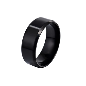 Détail de la bague en acier inoxydable noir mat pour homme avec finition brossée et polie