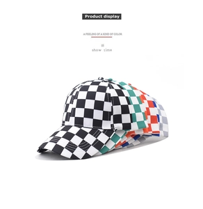 Vista detallada de varias gorras de béisbol a cuadros en múltiples colores para exterior