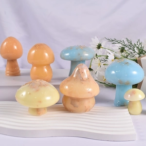 Ornamenti a forma di fungo 3D in resina con scaglie dorate su espositore bianco