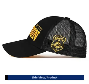 Vista laterale del cappello trucker nero con ricamo SUN OF CITY giallo e logo sul lato
