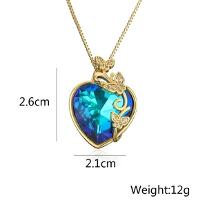 Blauer Herzanhänger mit goldenen Schmetterlingsakzenten und Maßen: 2,6 cm x 2,1 cm