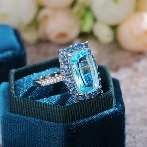 Bague élégante en zircon bleu ciel taille émeraude avec halo et pavé en boîte velours