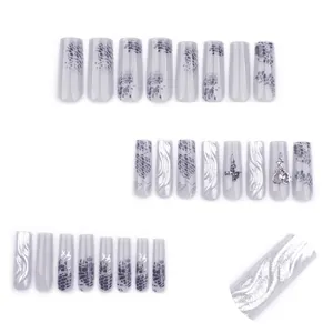 Faux ongles 3D œil de chat avec motif léopard argenté et breloques cœur en métal