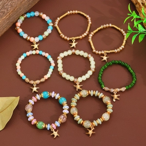 Dettaglio macro di braccialetti di perline multistrato bohémien con ciondoli a stella marina