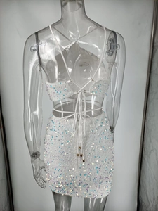 Détail du dos nu à lacets de l'ensemble deux pièces blanc à paillettes pour femme