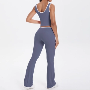 Détail du pantalon yoga évasé taille haute et débardeur avec liserés blancs contrastés