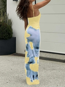 Vista posteriore dettagliata di un abito lungo giallo con eleganti stampe blu astratte