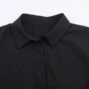 Dames poplin overhemd in zwart met reverskraag en enkelrijige knoopdetails