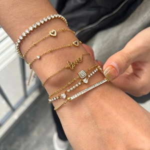 Set aus vergoldeten Edelstahl-Armbändern mit Herz-Anhänger und Zirkonia-Steinen