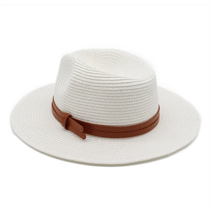 Vue détaillée d'un chapeau de paille blanc avec tissage fin et ruban en cuir brun