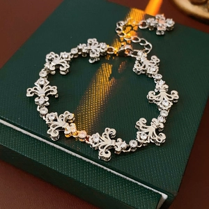 Vue détaillée du bracelet vintage fleur de lys avec cristaux sur écrin de bijoux vert
