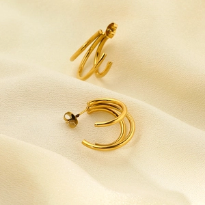 Boucles d'oreilles créoles modernes spirales à trois rangs plaquées or 18 carats sur soie